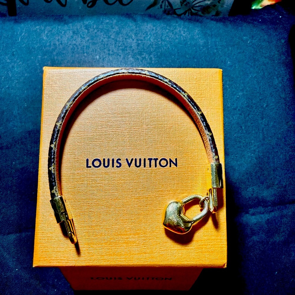 AUTHENTIC LOUIE  VUITTON BRACELET IN GOOD CONDITION by : Louie Vuitton